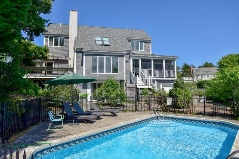 Stunning Home with In-Ground Pool - B&B Orleans