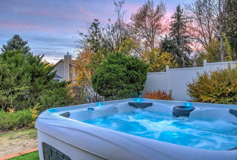 3BD Cheyenne Mountain Home w Hot Tub & Grill - B&B Colorado Springs