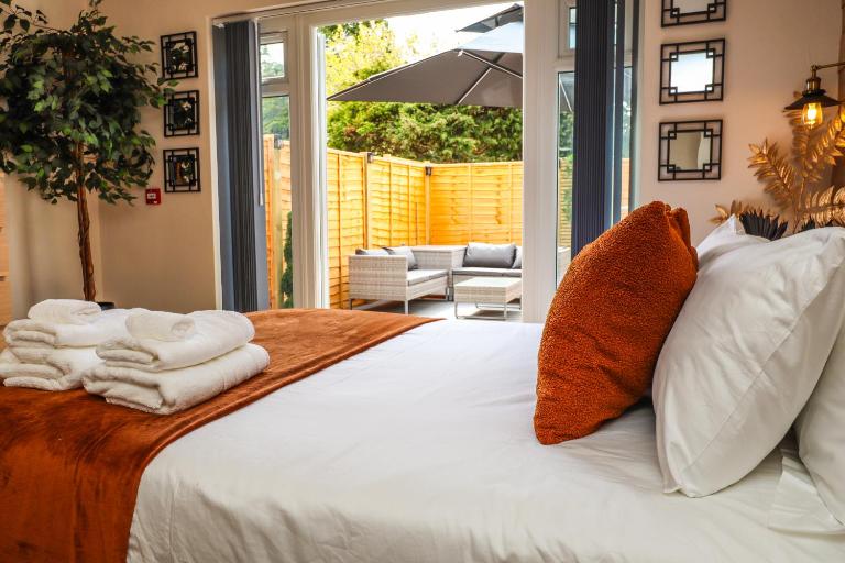 Half Moon Luxury One bedroom - Spacious APT Romantic Getaway with a hot tub, 5 min away from Eastbourne centre , free parking - Chambres d'hôtes Eastbourne