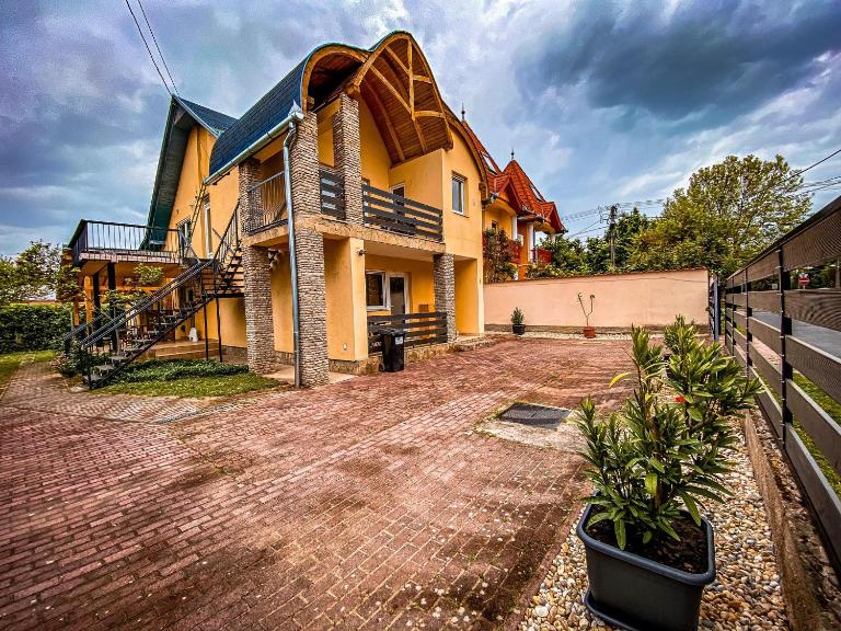 Aranypatak Apartmanház Hévíz - B&B Hévíz