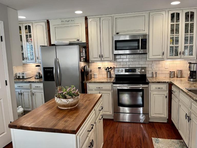 30 Steps to the Beach, Sunsets, Family Fun & Peek-A-Boo Views - Bed and Breakfast Carolina Beach