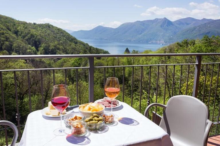Italian Lakes villa with lake views - B&B Dumenza