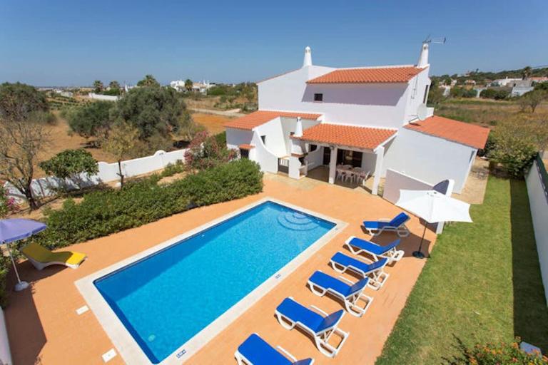 Casa Silver, Gale - Sleeps 9 close to amenities and beach! - Bed and Breakfast Guia