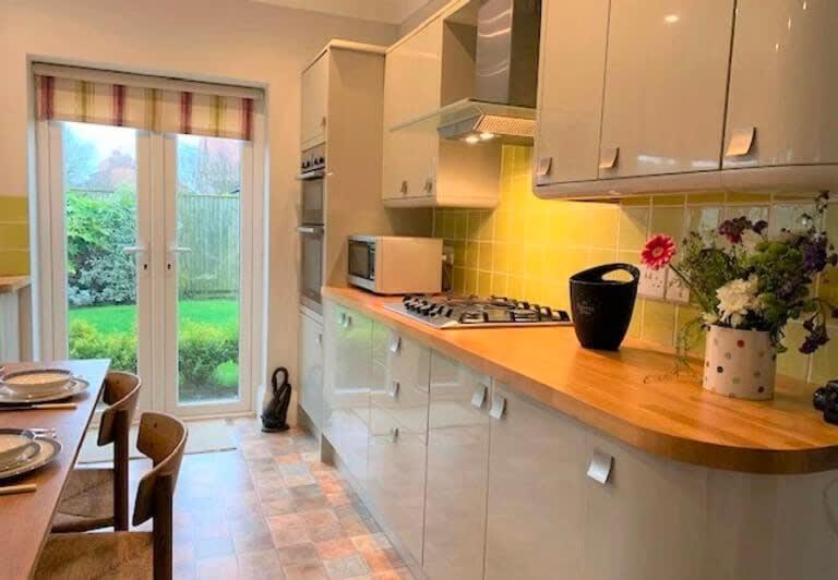The Garden Apartment - Beautiful spacious garden apartment with two bedrooms and two parking spaces - B&B Filey