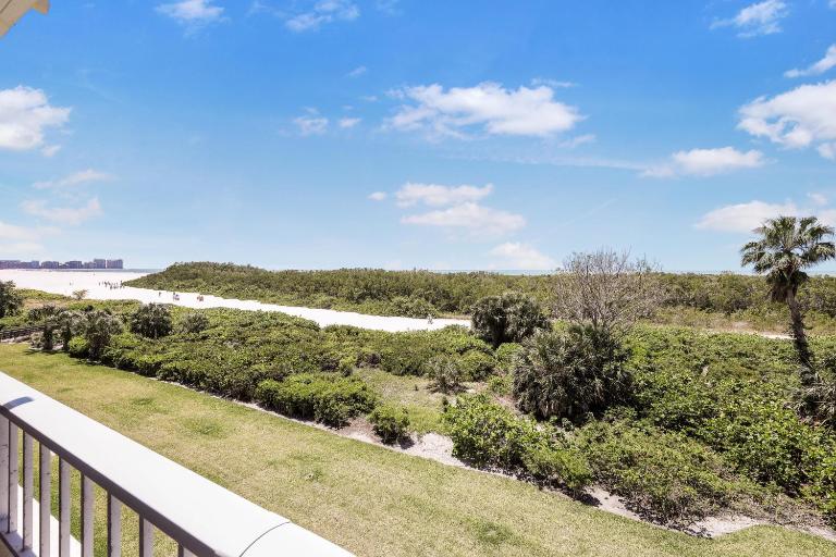 Beachfront condo with pool and wraparound balcony - B&B Marco Island