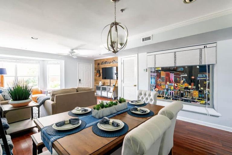 Walk To Broadway Charming Modern Historic Townhome - Chambres d'hôtes Nashville