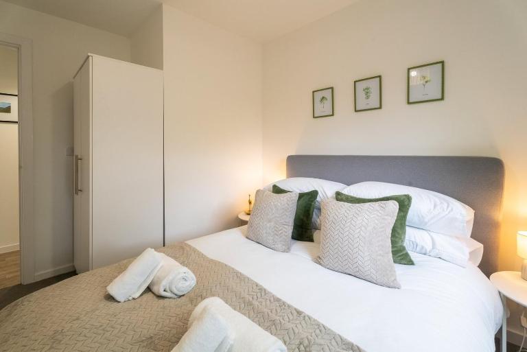 Comfy One BR | Free Parking - Bed and Breakfast Taunton