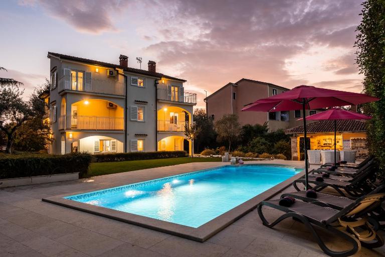 Villa Duga in Poreč for 12 people with sea view & only 1,2 km from beach - Bed and Breakfast Poreč