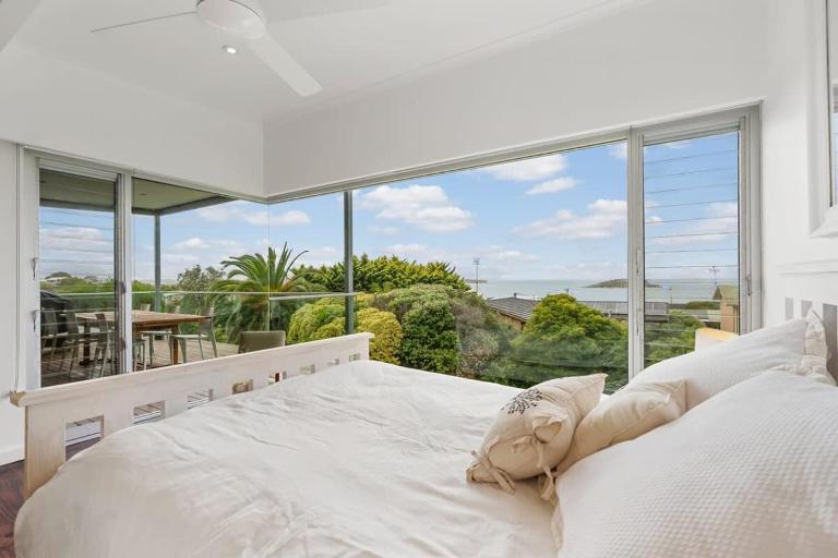 Encounter Bay Family Escape, Sea Views, Games Room & Walk to The Bluff - B&B Encounter Bay