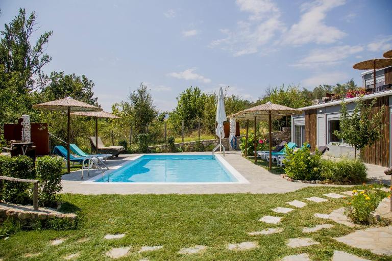 Roxani Aqua Bliss - Serene Garden Getaway - B&B Efkarpía