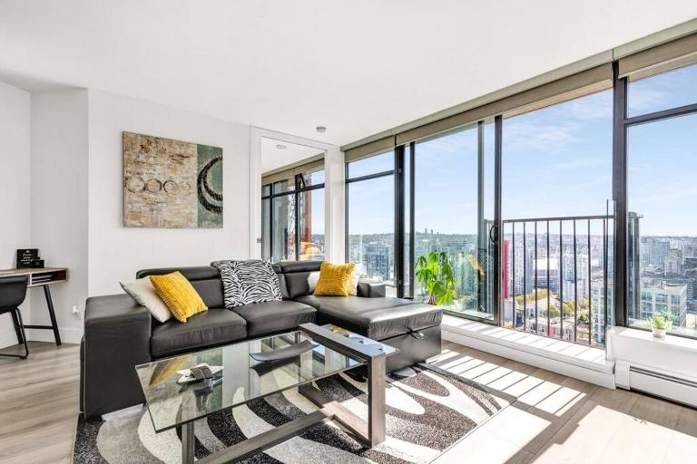 Central Luxury Apartment with Best City Views! - B&B Vancouver