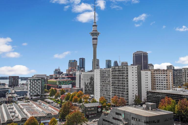 Skyline Serenade Apt with SkyCity View and Parking - B&B Auckland