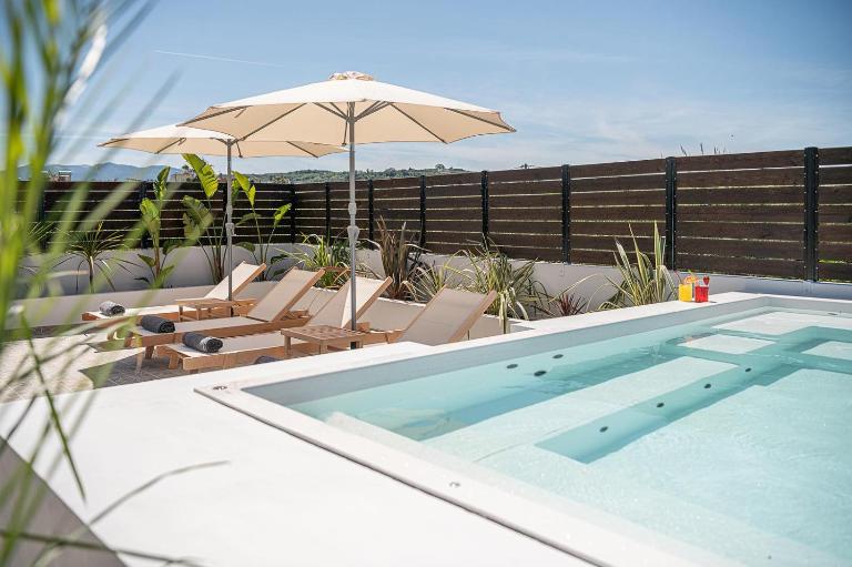 Sol Luxury Apartment - close to the beach with a private heated mini pool - Chambres d'hôtes La Canée