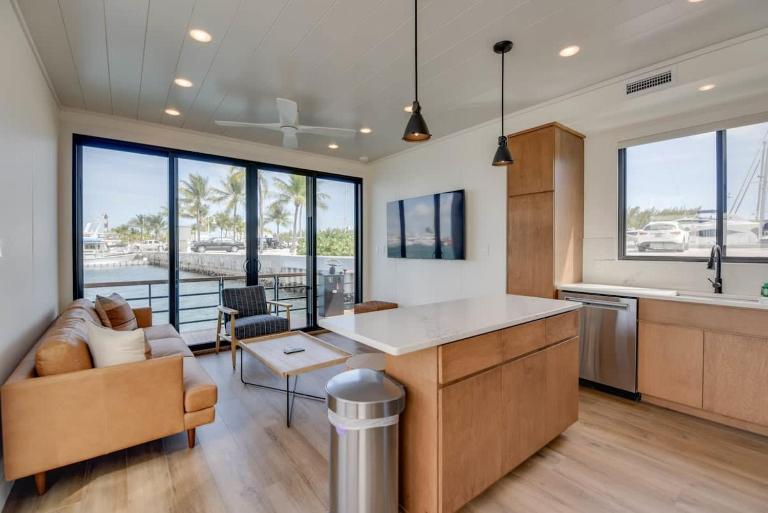 Awai's Floating Villa - Houseboat in Luxury Village - Bed and Breakfast Key West