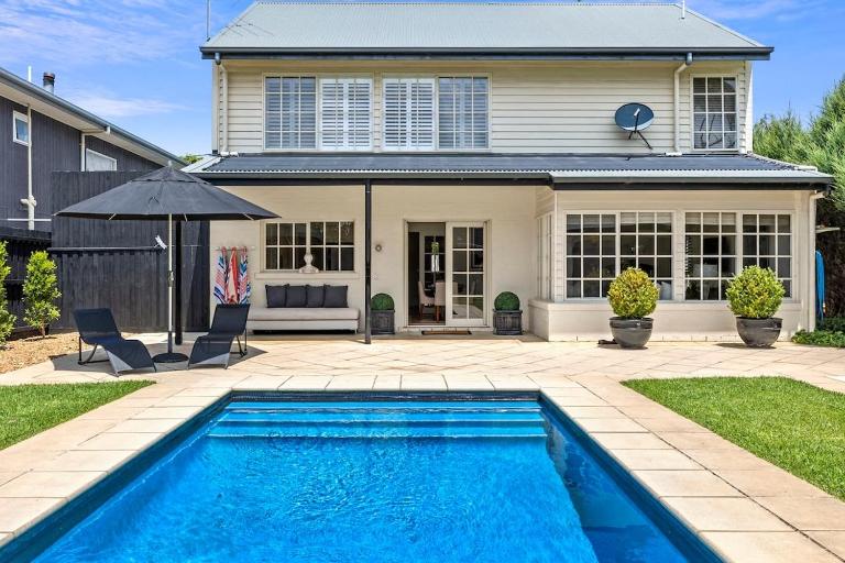 Bella Vista Retreat With Pool 950m to Beach - B&B Torquay