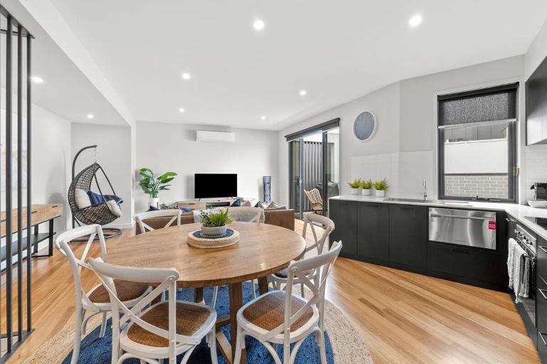 Surf Central Townhouse - Walk to Beach and Shops - Bed and Breakfast Torquay