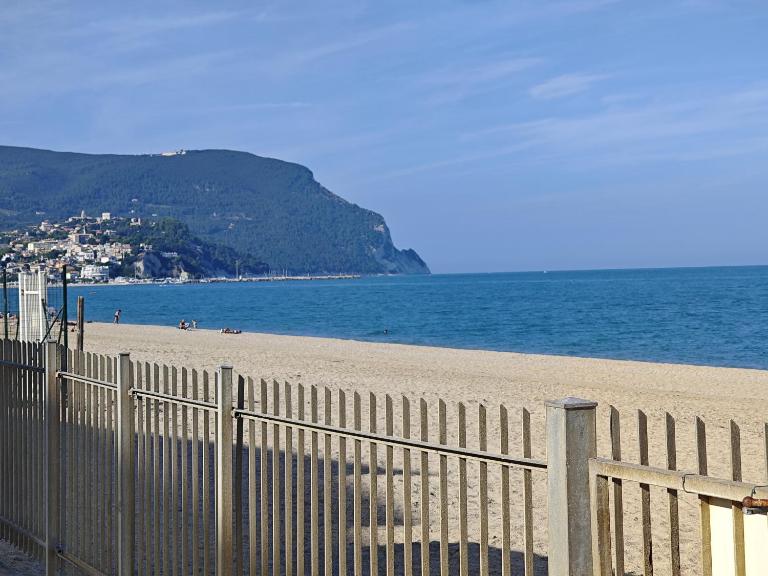 L01 - Trilocale fronte mare con spiaggia privata - B&B Numana