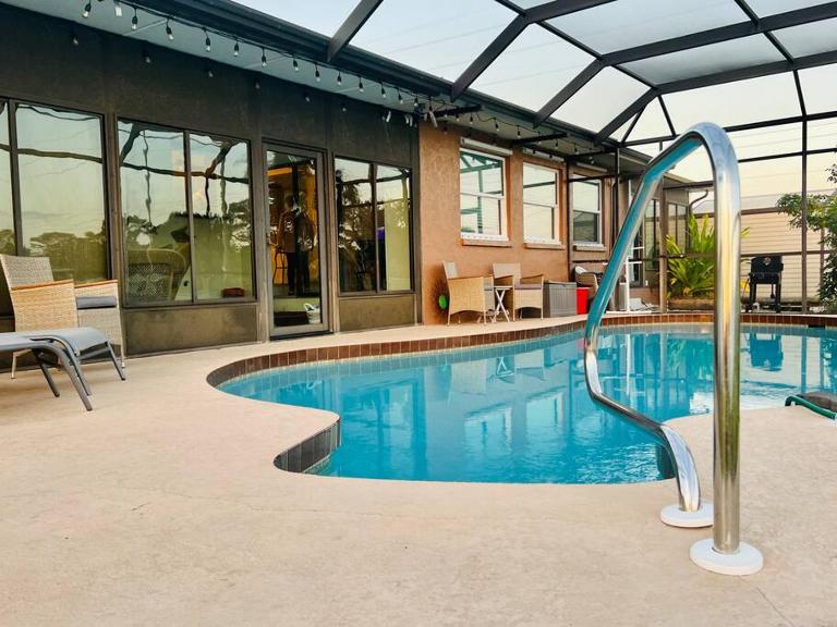 Heated Saltwater Pool Home Minutes to Beach - B&B Englewood