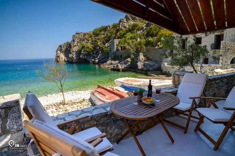 Sikies - Unique Beachfront Stone House in Alipa-Mani - Chambres d'hôtes Alýpa