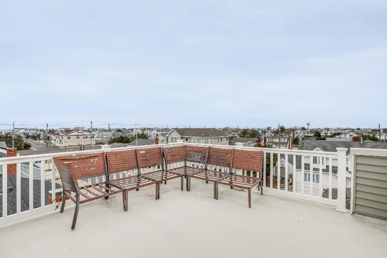 Long Beach Island Townhome w/ Rooftop Deck & Grill - B&B Long Beach