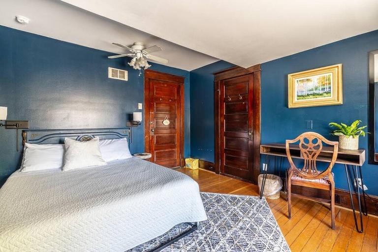 Charming Room in Capitol Hill - Foxglove Inn Rm 7 - Bed and Breakfast Seattle