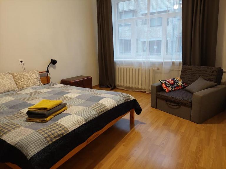 Bright spacious apartment with street parking - Chambres d'hôtes Riga