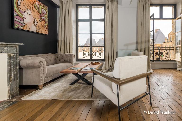 Suite MANA Cupidon avec Vue Place Ducale et Parking inclus - B&B Charleville-Mézières