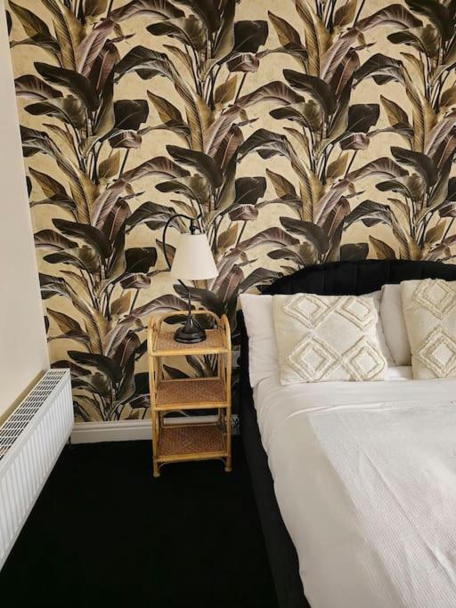 Spacious Home for Longer Stays - Contractors & Relocators Welcome - Bed and Breakfast Holloway