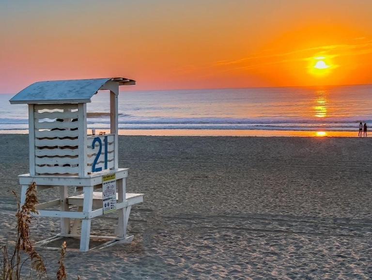 30 Sec to the Beach, Sun, Sand & Sunrises with a Family & Pet Friendly Backyard! - B&B Carolina Beach