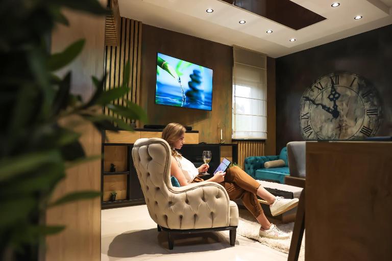Design Apartment PLATINIUM SPA LUX 5 STAR "HAVANA" Completely PRIVATE Wellness & Spa FREE INCLUDED Sauna & Jacuzzi & Salt Wall & Fire place & 3D Ceilings & Business WiFi & NETFLIX & Keyless code entry & FULL SMART APP & SECURE 2 Parking place - Bed and Breakfast Ćuprija
