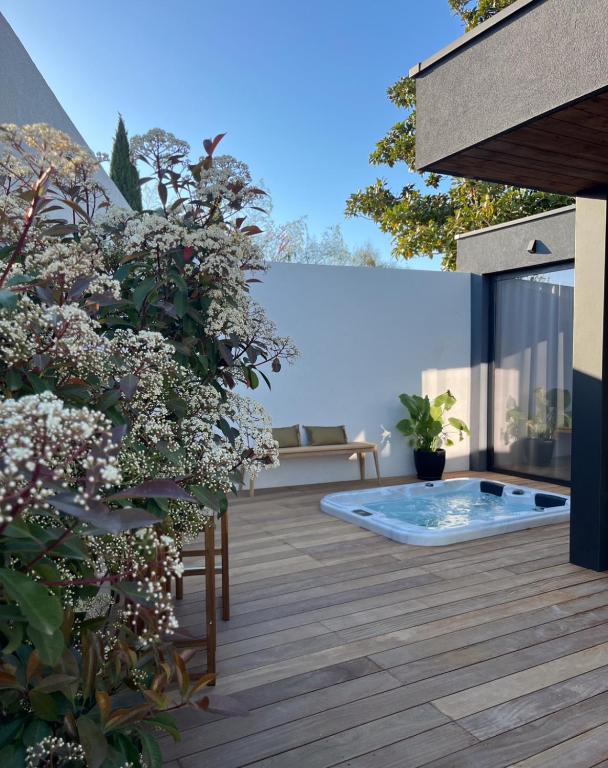 Lodge Valbelle, maison indépendante avec jacuzzi, Love room - B&B Tourves