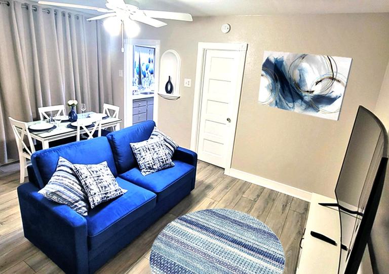 Beautiful Guesthouse, Sleeps 4 - Kitchen, Private Laundry, AC, Parking, 65' TV, Close to Stores, Restaurants & Beach - B&B Long Beach