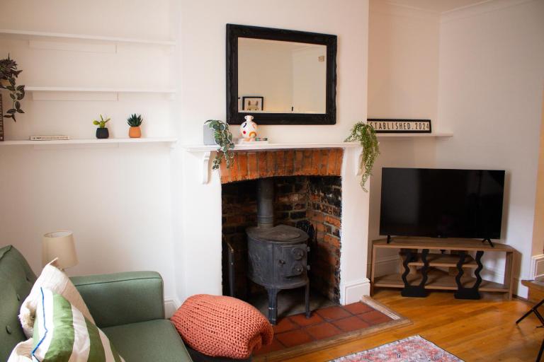 Characterful Cottage - Sleeps 6 - Parking - High Street - B&B Marlborough