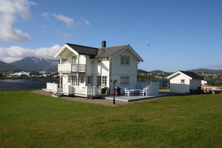 Holiday home by the sea with many activity opportunities - B&B Leknes