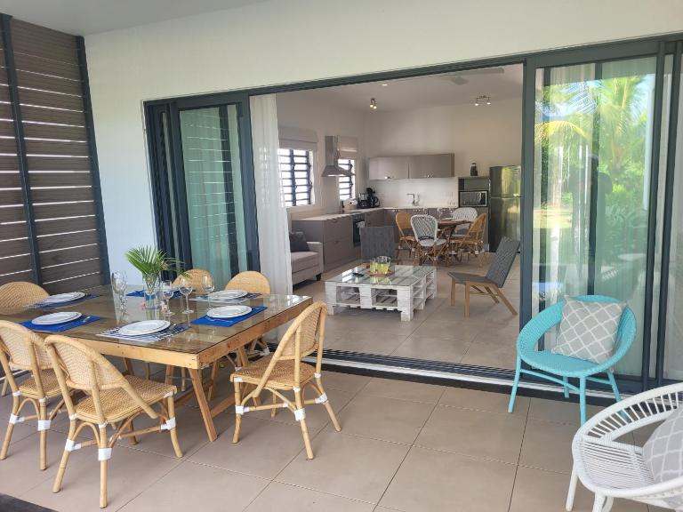 La Mivoie Beachfront with Private Pool - Chambres d'hôtes Grande Rivière Noire