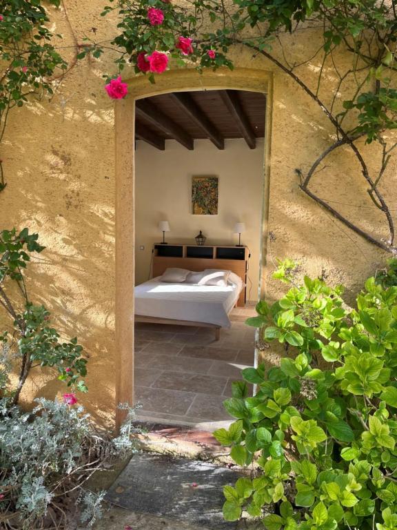 Charmante petite maison avec piscine - B&B Monguilhem