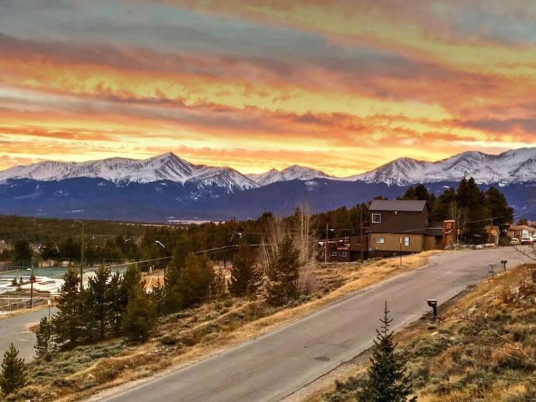 The Hilltop Haven 2bd Suite and Pet Friendly - B&B Leadville