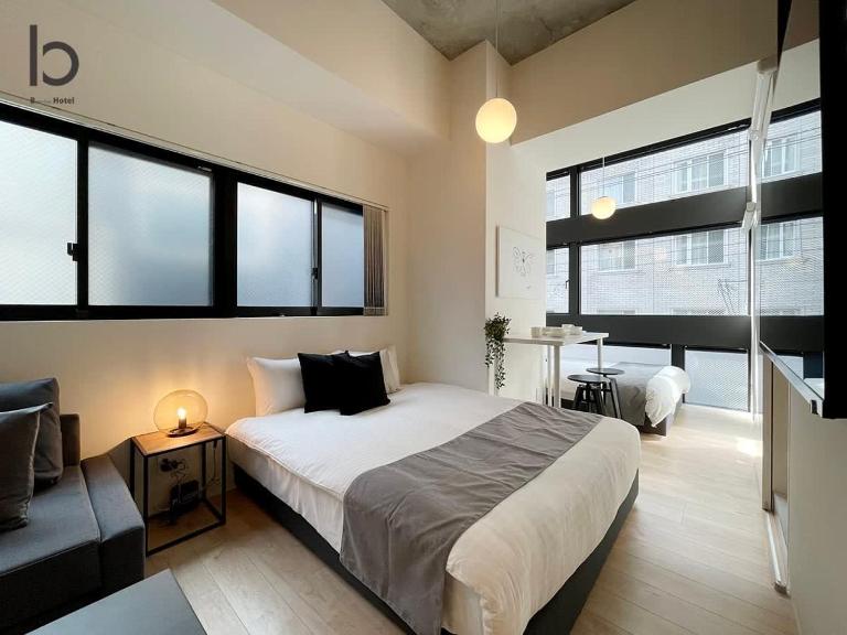 b hotel Nekoyard - Stylish Loft Studio Steps from Peace Park - B&B Hiroshima