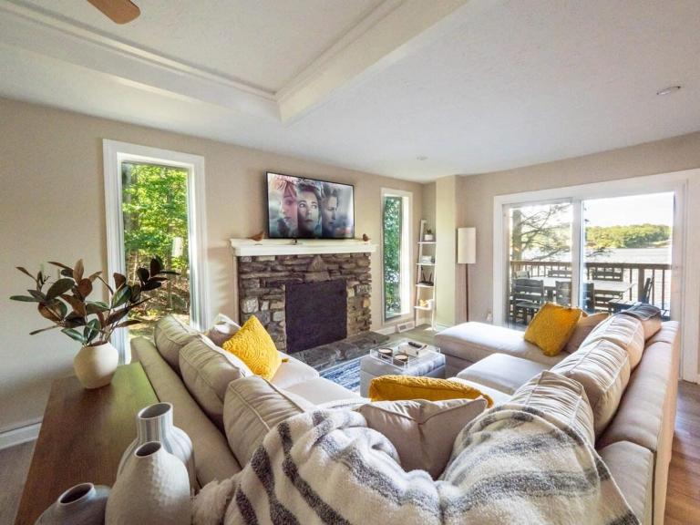 Berkshire Vacation Rentals: Leicester Lake Front Home Come Relax - B&B Leicester