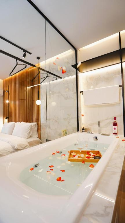 Luxury suites with JACUZZI by Sea&theCity - B&B Salónica