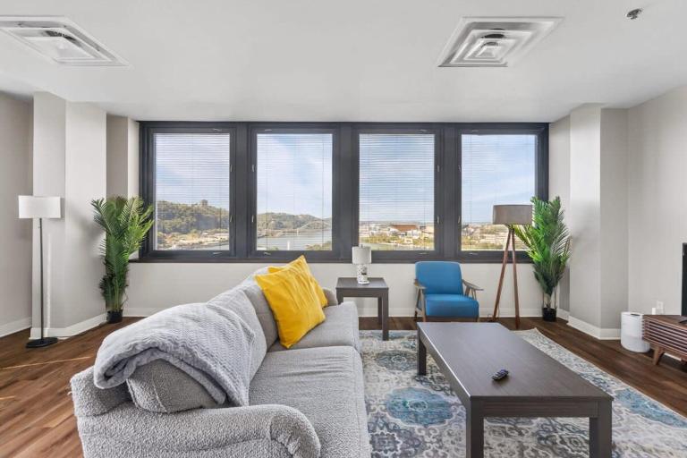 Sleek 2BR Downtown Retreat with Gym - B&B Pittsburgh