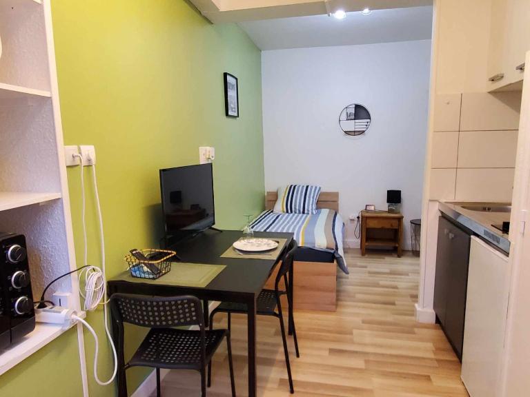 Studio vert tout équipé wifi - B&B Le Creusot
