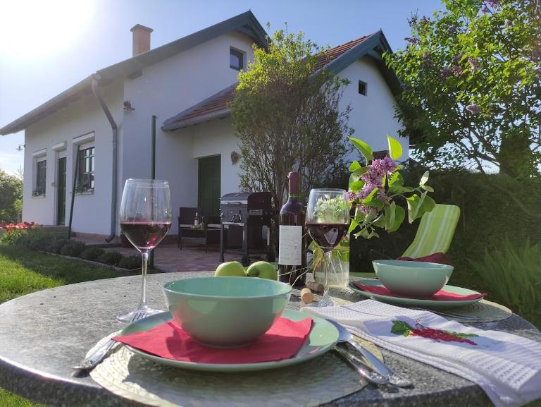 Szőlőhegyi házikó - Cottage in the vineyard - B&B Balatonszemes