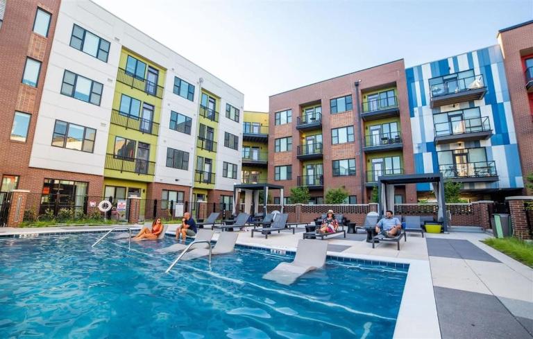 2BR Balcony Suite Gym & Pool Downtown at CityWay - B&B Indianapolis