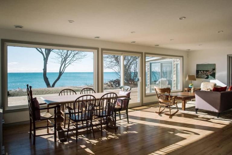 Lakeside PEC: Beautiful Waterfront & Patio - Ferienwohnung Wellington