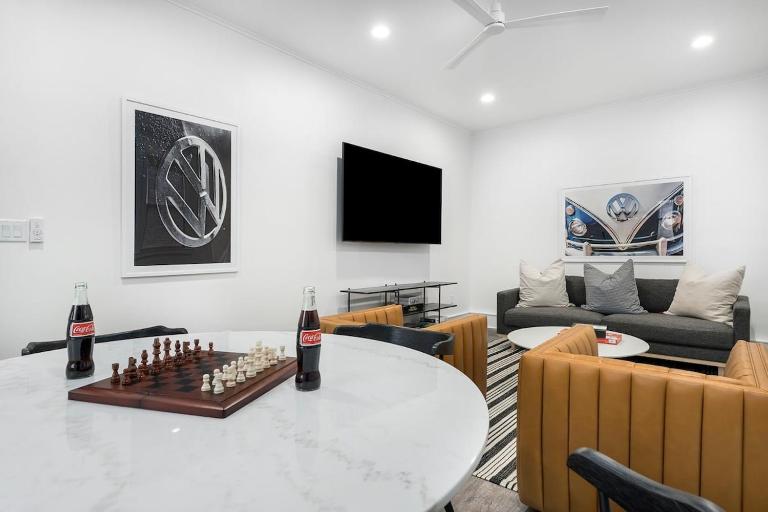Das 406 Gasthaus, Walk to Main, Hot tub, Game Room - Chambres d'hôtes Fredericksburg