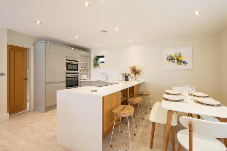 Designer Family Escape Hot Tub Steps to Beach - B&B East Wittering