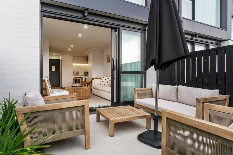 Wanaka Riverside Townhouse Retreat - Chambres d'hôtes Albert Town