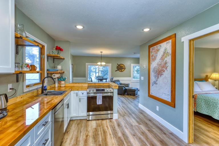 Captivating Coastline 2 BR Retreat with Ocean View - Bed and Breakfast Kodiak