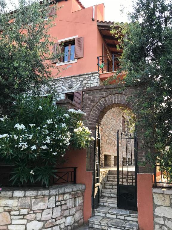 Villa Kolonja - Holiday Homes near Ksamil Beach - B&B Ksamil